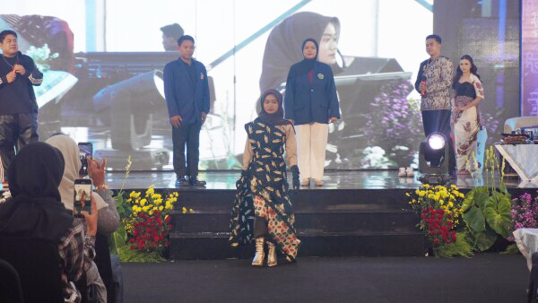 Peserta Workshop Antusias Kreasikan Kain Batik Jadi Busana Nyaman dan Berkarakter Khas