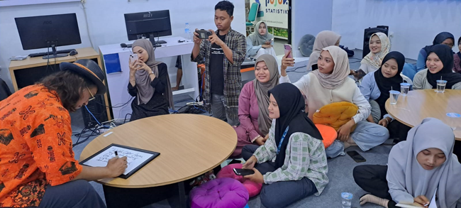 Gol A Gong di Unugiri: Menulis Buku Itu Hasil Kerja Keras