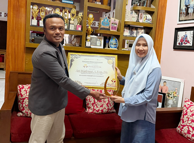 Perempuan Inspiratif 2026 kepada Wakil Ketua DPRD Jatim dari blokBojonegoro