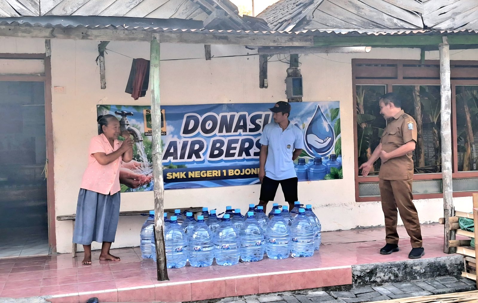 SMKN 1 Bojonegoro Bantu Korban Kekeringan dengan Donasi...