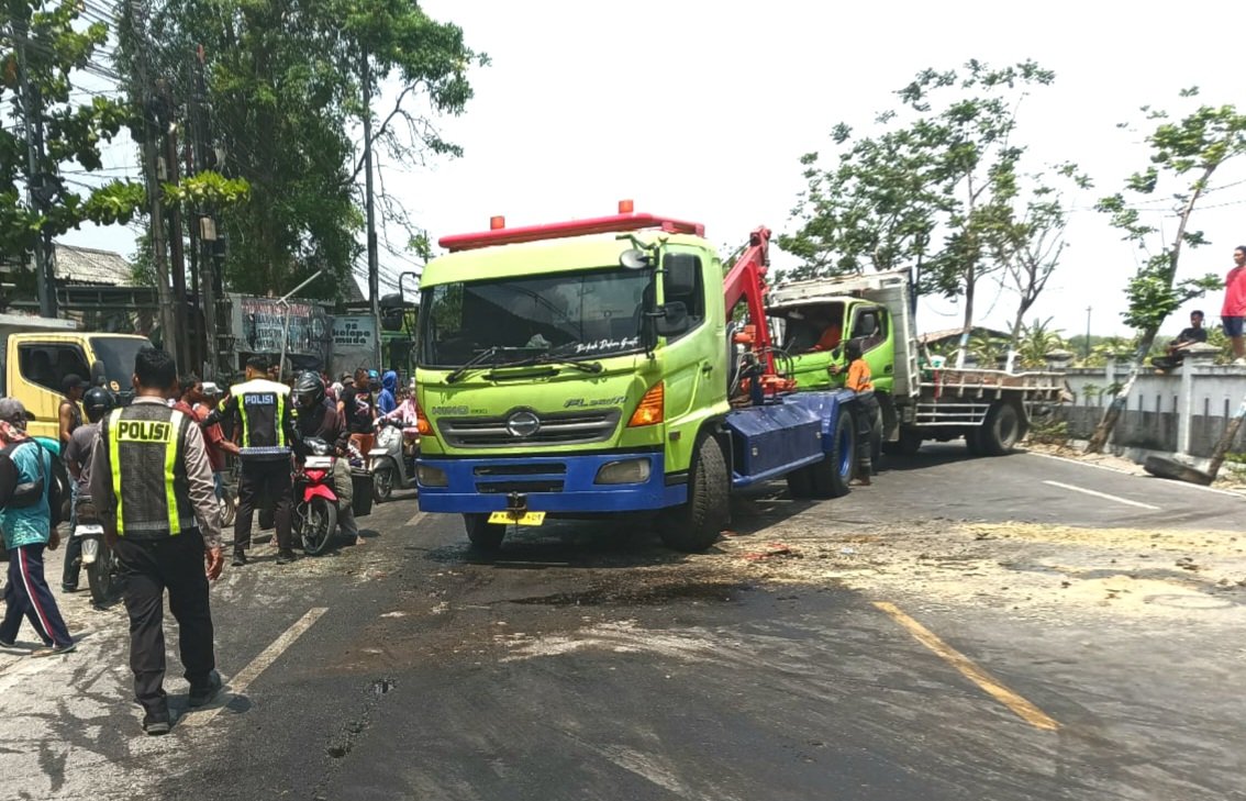 Truk Muat Combine Oleng Tabrak Elf di Jalan...