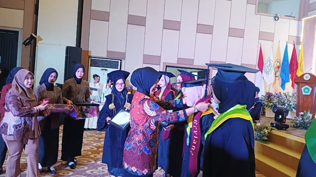 Wisuda IKIP PGRI Bojonegoro Meriah, Wabup Nurul Kenang...