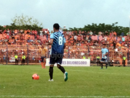 Pinalti, Kiper Persibo Kartu Kuning