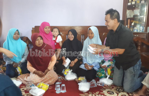 Chef Sarwan Santuni Yatim dan Dhuafa di TBM Semesta