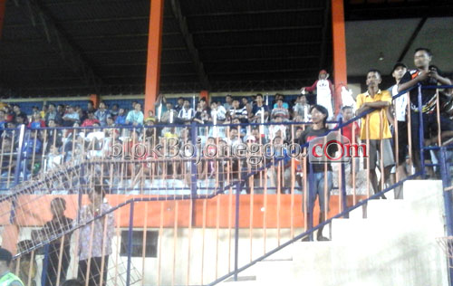 Timnas U-19 Latihan, Ratusan Suporter Penuhi Tribun VIP