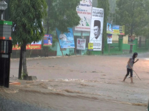 Sempat Macet, Kendaraan Tak Berani Melintas