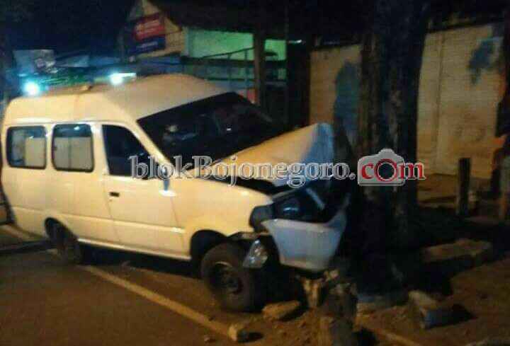 Mobil Plat Merah Hantam Pohon, Sopir Meninggal