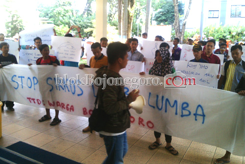Puluhan Pendemo Tuntut Penutupan Sirkus Lumba-lumba