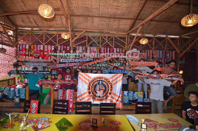 Kolektor Syal Sepakbola Jalin Persaudaraan