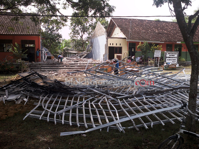 Bahan Konstruksi Yang Digunakan Tidak Sesuai Rab