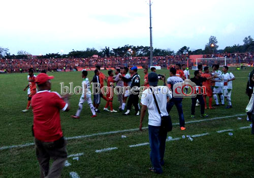 Menit Akhir, Pertandingan Diwarnai Kericuhan