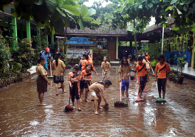 Usai Kebanjiran, Siswa 2 SD di Dander Bersih Sekolah