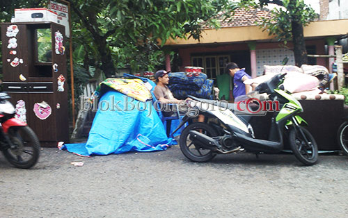 Hingga Pagi, Korban Banjir Bandang Bersih-bersih Rumah