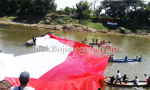 Masyarakat Bentangkan Bendera Raksasa di Bengawan