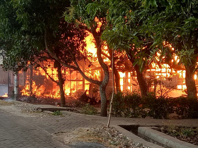 Diduga Korsleting Lampu Mainan, Rumah di Ngunut Terbakar