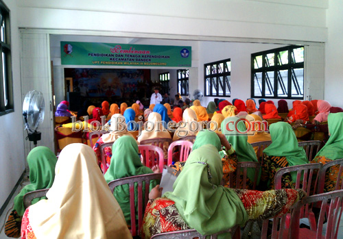 Kadisdik Beri Pembinaan Guru se-Kecamatan Dander