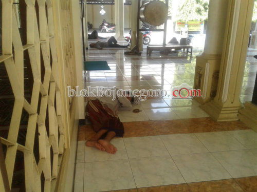 Serambi Masjid Alternatif Lokasi Pelepas Lelah Saat Puasa