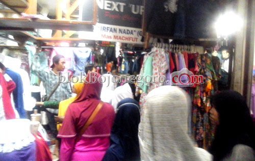 Lebaran Masih Lama, Penjual Pakaian Mulai Ramai Pembeli