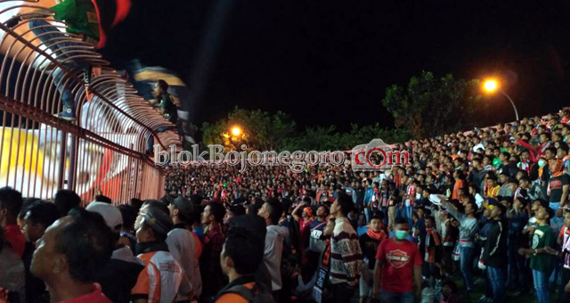 Membludak, Penonton Sesaki Stadion Soedirman