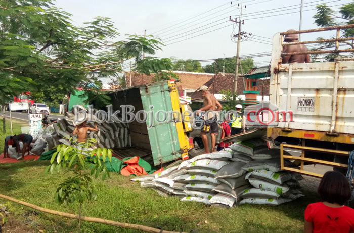 Truk Muatan Pupuk Subsidi Terguling di Desa Ngemplak