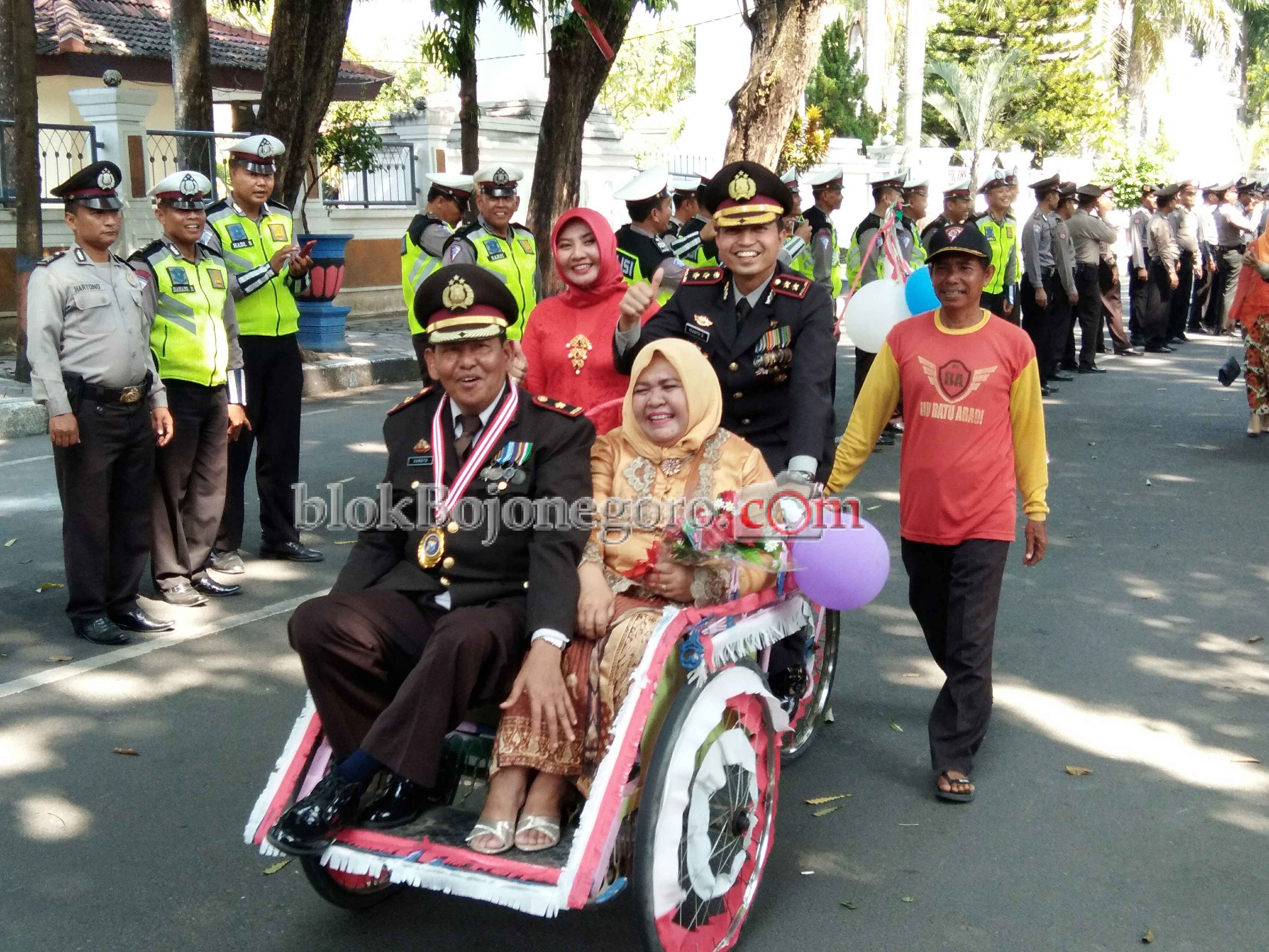 Personel Polres Purna Tugas Diarak Becak Keliling Alun-Alun