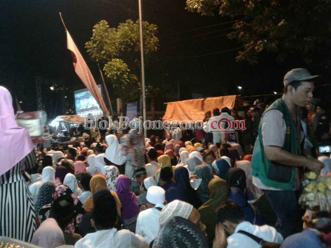 Syeikher Mania Mulai Berdatangan Padati Jalan