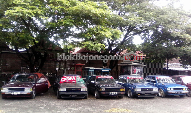 Mobil Retro dari Luar Bojonegoro Tiba Lebih Awal