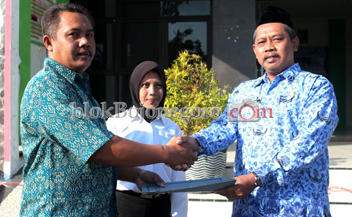Hari Pertama Masuk, Wali Siswa Pasrah ke Sekolah