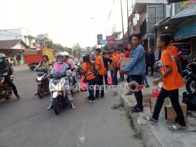 Boromania Bagikan 400 Bungkus Takjil di Jalan