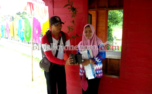 Paskibraka SMAN Bubulan Sumbang Bibit Buah ke Atas Angin