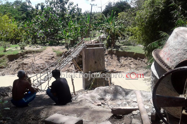 Memprihatinkan, Jembatan di Desa Tambakrejo  Ambrol Diterjang Banjir