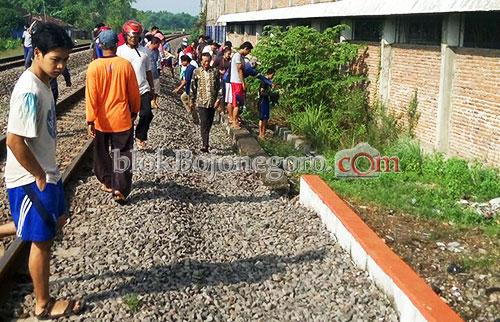 Hendak Buang Sampah, Pemilik Warkop Dihantam Kereta