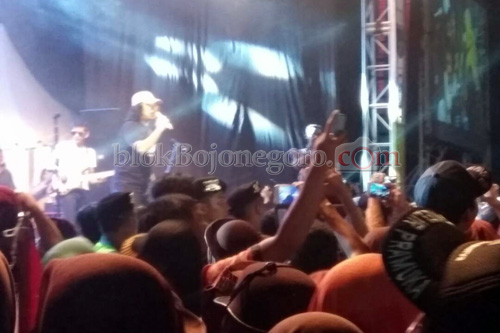 Ribuan Penonton Meriahkan Konser Letto