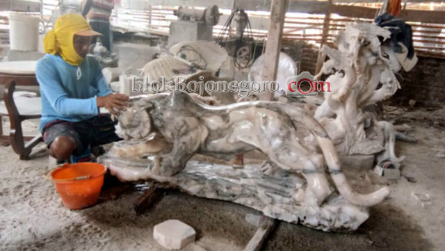 Menilik Kerajinan Batu Onix di Desa Jari