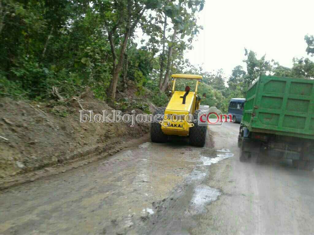 Ada Pelebaran Jalan, Arus Bojonegoro-Nganjuk Terganggu