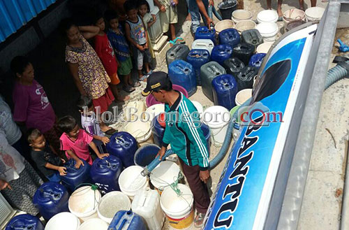 BPBD Bojonegoro Dropping Air Bersih di Tambakrejo