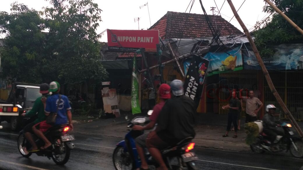 Bahaya, Tiang Listrik Robohi Rumah Warga Pasinan