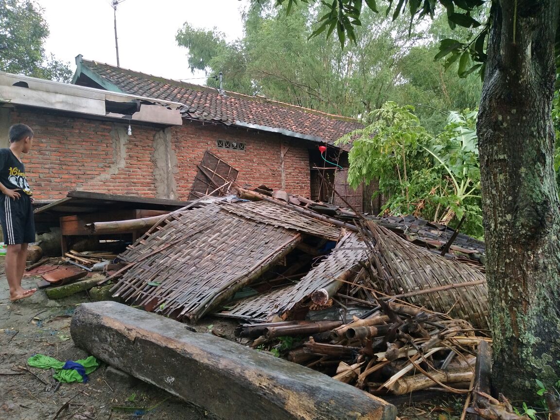Angin Kencang Robohkan Dapur Rumah Warga Balen
