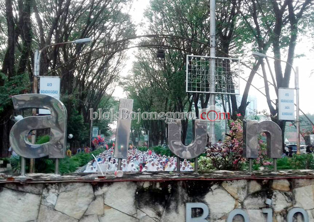 Ribuan Umat Muslim Salat Idul Fitri di Alun-Alun