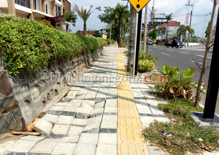 Baru Dibangun, Trotoar Jalan Veteran Mulai Rusak