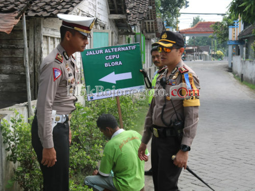 Polres Bojonegoro Pasang Rambu Jalur Alternatif