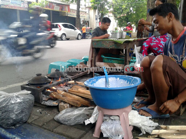 Serabi Hangat Paling Cocok Disantap Pagi-pagi