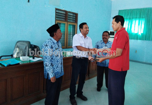 Kelompok Tani Terima Traktor Dan Pompa Air