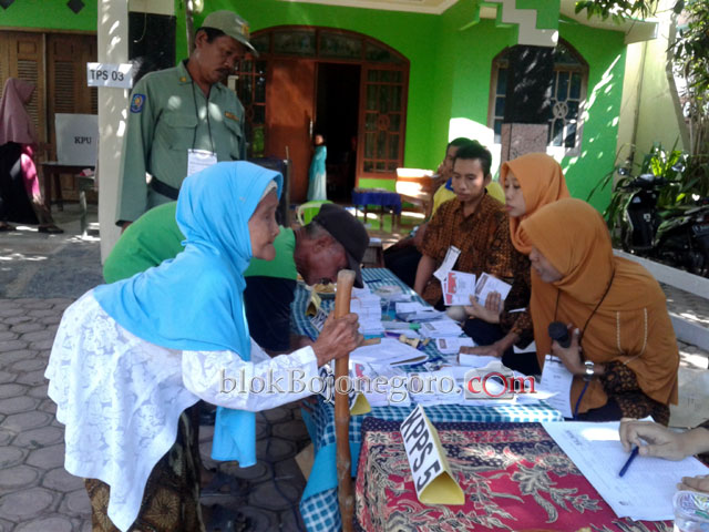 Keterbatasan dan Lanjut Usia, Warga ini Tetap ke TPS