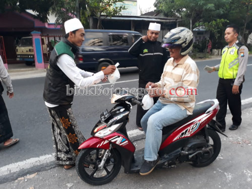 Tumbuhkan Rasa Sosial, Syerkher Mania Bagikan Takjil