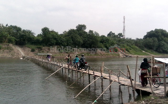 Di Jam ini, Jembatan Kauman-Trucuk Padat Orang Melintas