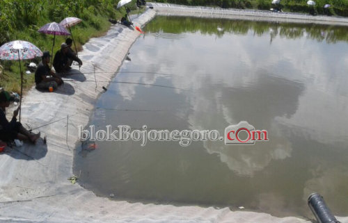 Warga Dukuhkidul Isi Ramadan dengan Mancing Ikan