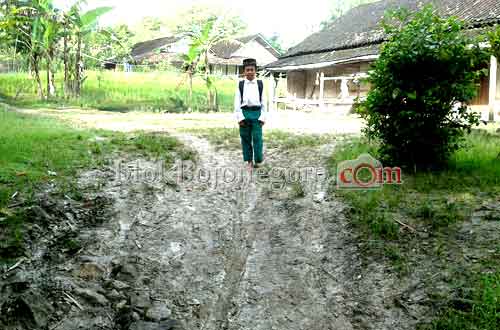 Jalan Becek, Siswa di Deling Berangkat Sekolah Tanpa Alas Kaki