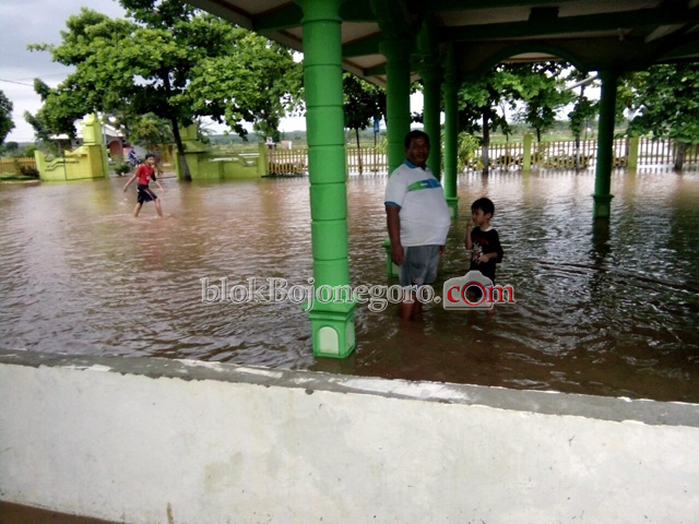 5 Kelas dan Musala SMAN Dander Kebanjiran