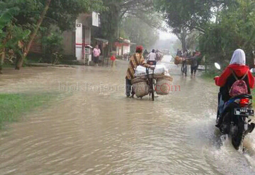 Kali Pacal Meluap, Jalur Poros Dua Kecamatan Tergenang